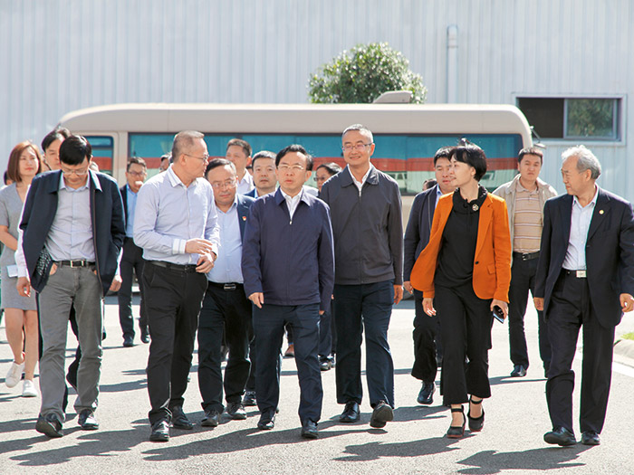  2018年成都市委常委、常务副市长谢瑞武带队莅临必发888股份，实地调研内嵌式中低速磁浮系统